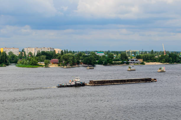 большая баржа на реке днепр - barge beach large blue стоковые фото и изображения