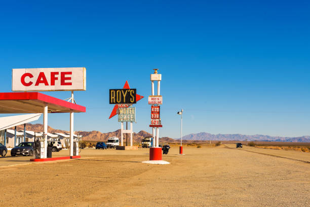 로 모텔 및 역사적인 66 번 국도에 카페 - route 66 sign hotel retro revival 뉴스 사진 이미지