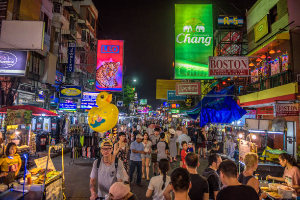 vie nocturne à la khaosan road dans le centre de bangkok - khao san road photos et images de collection