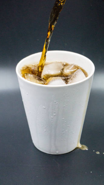 istock Pooring Water Soda in to Glass 948924056