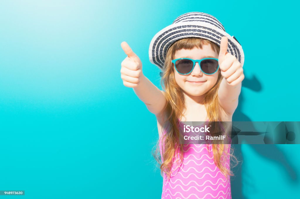 Adorable chica en traje de baño mostrando los pulgares para arriba - Foto de stock de Niño libre de derechos