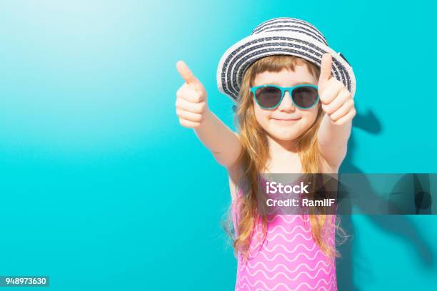 Adorable Chica En Traje De Baño Mostrando Los Pulgares Para Arriba Foto de stock y más banco de imágenes de Niño