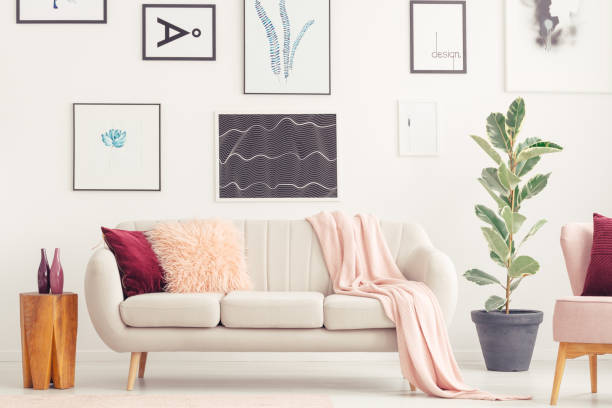 istock Gallery in pink living room 948985300