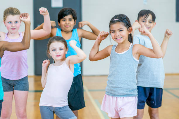 함께 flexing - child flexing muscles little boys togetherness 뉴스 사진 이미지