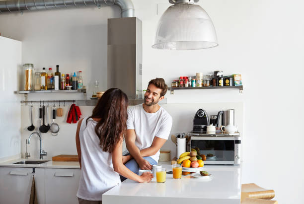 fai ogni mattina un buongiorno - women juice drinking breakfast foto e immagini stock