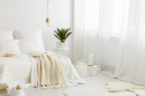 accogliente camera da letto con biancheria da letto bianca - cushion home interior personal accessory pillow foto e immagini stock