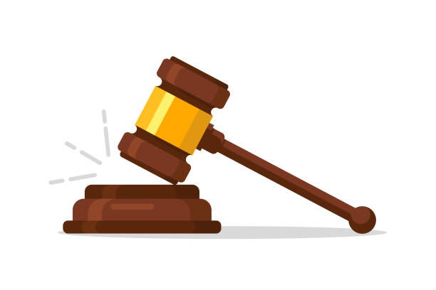 stockillustraties, clipart, cartoons en iconen met de veiling van de rechter hout hammer, arrest. houten rechter ceremoniële hamer van de voorzitter met gekrulde handvat, voor arbitrage van zinnen en rekeningen, hof, justitie, met een houten tribune. - gerechtsgebouw
