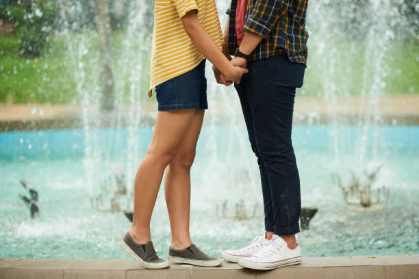 istock Kissing couple 949054280