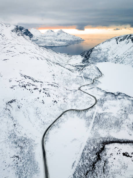 incroyable vue aérienne de fjords en norvège - tromso lofoten and vesteral islands lofoten norway photos et images de collection