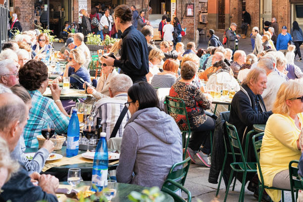 turistas na rua café na piazza del campo quadrado siena - praça de alimentação - fotografias e filmes do acervo