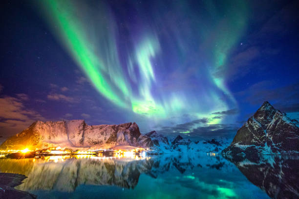 aurora boreal en el cielo de las islas de lofoten en noruega - lofoten fotografías e imágenes de stock
