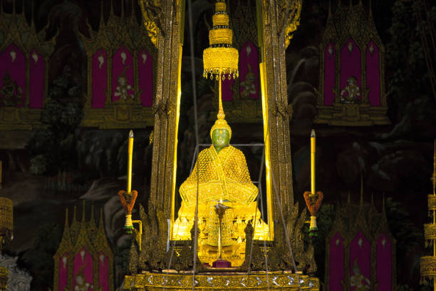 statue de bouddha émeraude consacré au wat phra kaew, bangkok - wat phra kaeo photos photos et images de collection