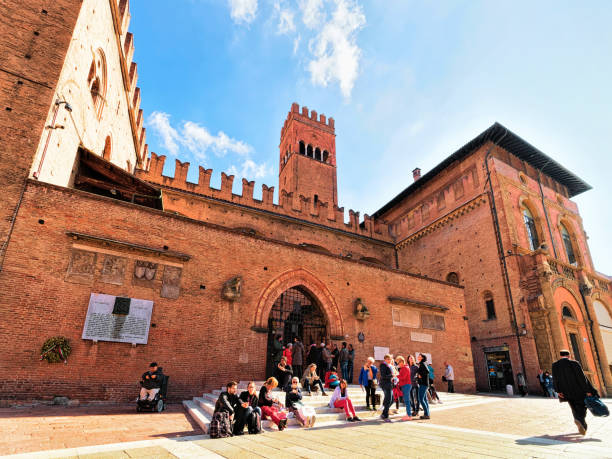 people at palazzo re enzo on piazza del nettuno bologna - piazza del nettuno imagens e fotografias de stock