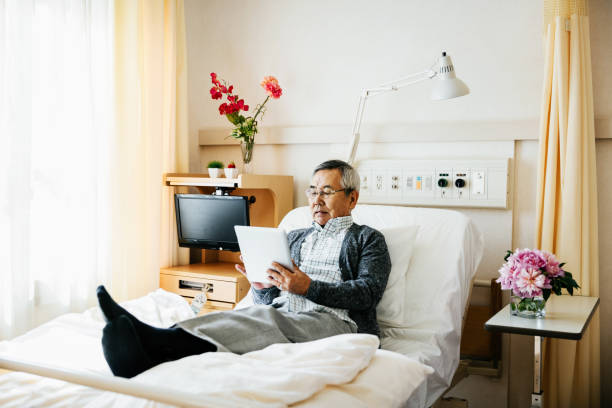 病院のベッドに横たわる高齢患者 - lying in wait ストックフォトと画像