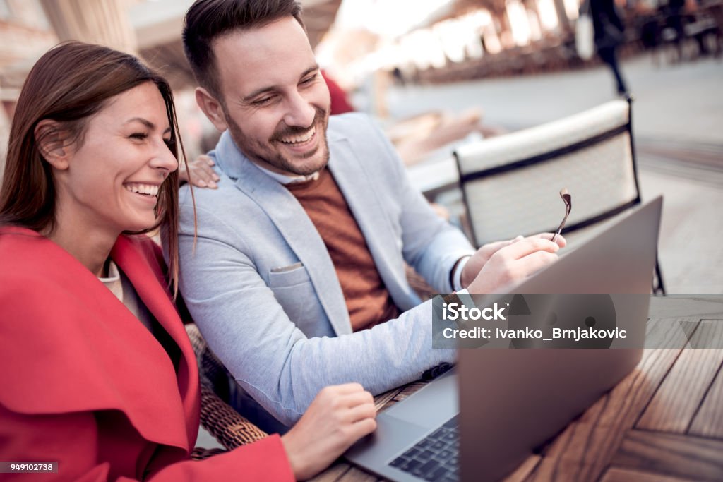 Fiatal pár szórakozik a szabadban - Jogdíjmentes Boldogság témájú stock fotó Fiatal pár szórakozik a szabadban - Jogdíjmentes Boldogság témájú stock fotó