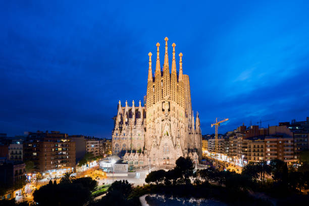barcelona, hiszpania - kwiecień 10,2018 : nocny widok na sagrada familia, duży kościół rzymskokatolicki w barcelonie, hiszpania, zaprojektowany przez katalońskiego architekta antoniego gaudiego. - antonio gaudi outdoors horizontal barcelona zdjęcia i obrazy z banku zdjęć