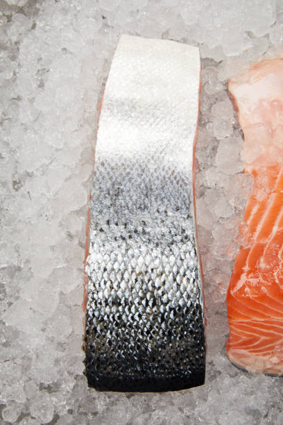 gros plan coup de filet de saumon en tranches sur de la glace pilée - freshness seafood crushed ice salmon photos et images de collection