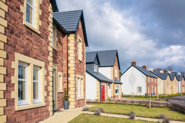 british housing estate - new builds - housing development house scotland uk imagens e fotografias de stock