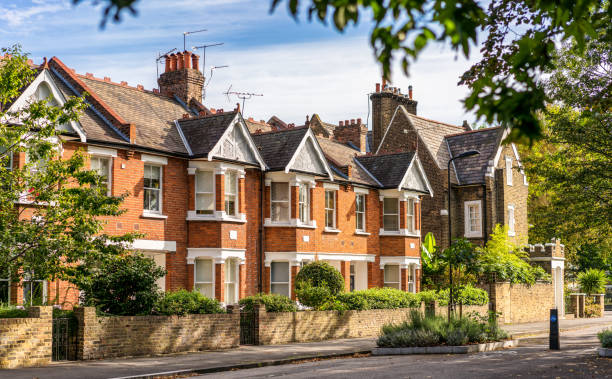 maisons traditionnelles de londres en terrasses - row house townhouse house in a row photos et images de collection