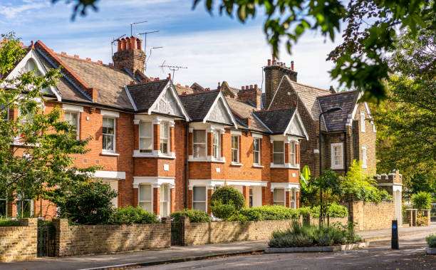 Traditional London terraced houses A street of traditional terraced houses, on a quiet leafy street in East London. row house photos stock pictures, royalty-free photos & images