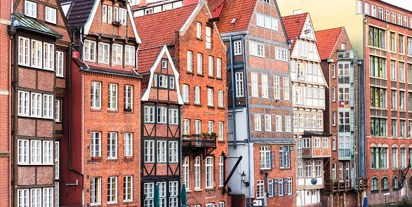 A long row of traditional buildings of various sizes and design in the centre of Hamburg.