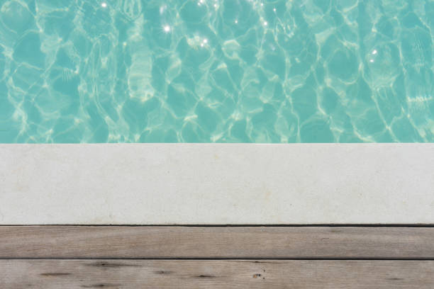 la cubierta de piscina - poolside fotografías e imágenes de stock