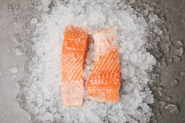 вид сверху ломтиков лосося на дробленом льду - freshness seafood crushed ice salmon стоковые фото и изображения