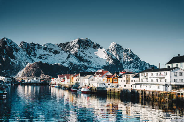 dorf von henningsvær auf den lofoten - winter lake snow water stock-fotos und bilder