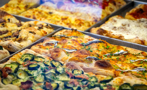 close-up vista de uma fatia de pizza retangular - pizza pastry crust oven meat - fotografias e filmes do acervo