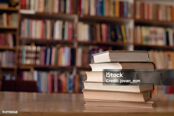 Bücher Stockfoto und mehr Bilder von Buch - Buch, Bibliothek, Gestapelt