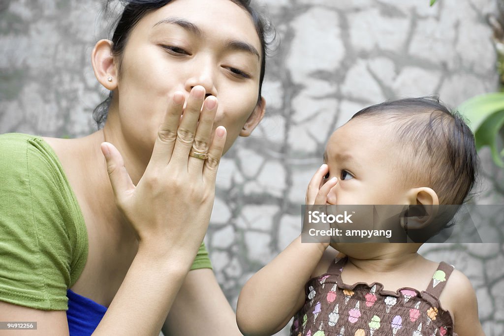 Apprentissage un baiser au revoir - Photo de 12-23 mois libre de droits