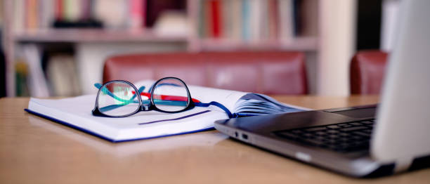 back to school) - laptop and books 뉴스 사진 이미지