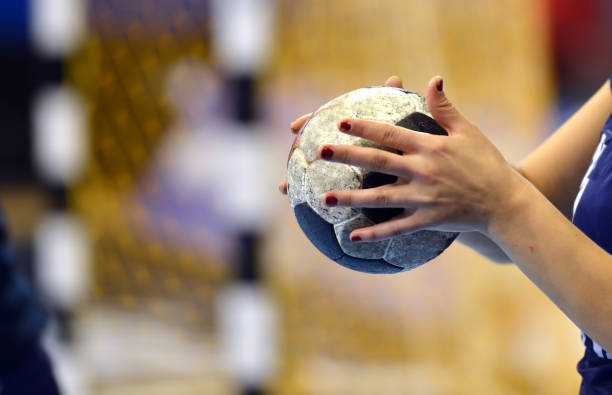 joueur de handball - pelote à main nue photos et images de collection