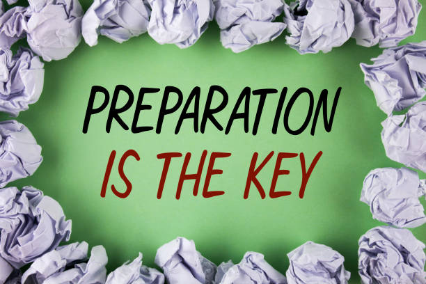 texto de escritura a mano escritura preparación es la clave. concepto de lo que significa aprender estudio preparar usted mismo para lograr el éxito escrito en fondo llano grean dentro bolas de papel blanco. - unready fotografías e imágenes de stock