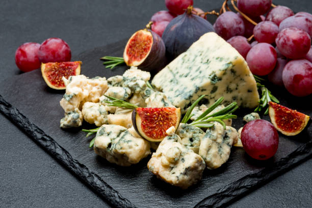 fatia de queijo roquefort francês com figos - block portion part of french culture - fotografias e filmes do acervo