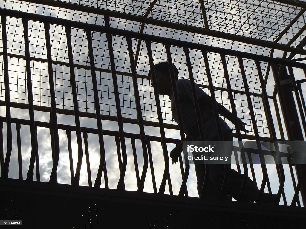 silhouette pour enfants - Photo de Grille de sécurité libre de droits