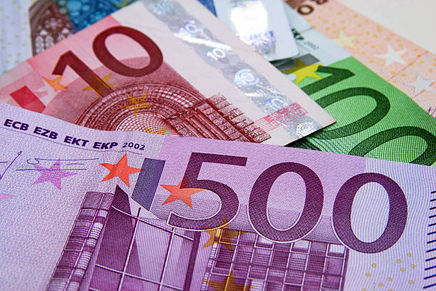 euro di denaro - number 100 number 500 paper currency close up foto e immagini stock