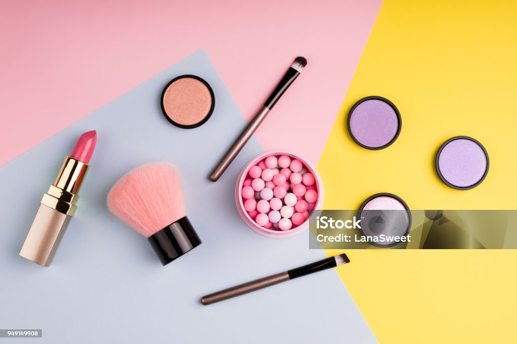 Make-up Produkte und dekorative Kosmetik auf farbigem Hintergrund flach zu legen. Mode und Beauty Blogging-Konzept. Ansicht von oben - Lizenzfrei Make-Up Stock-Foto