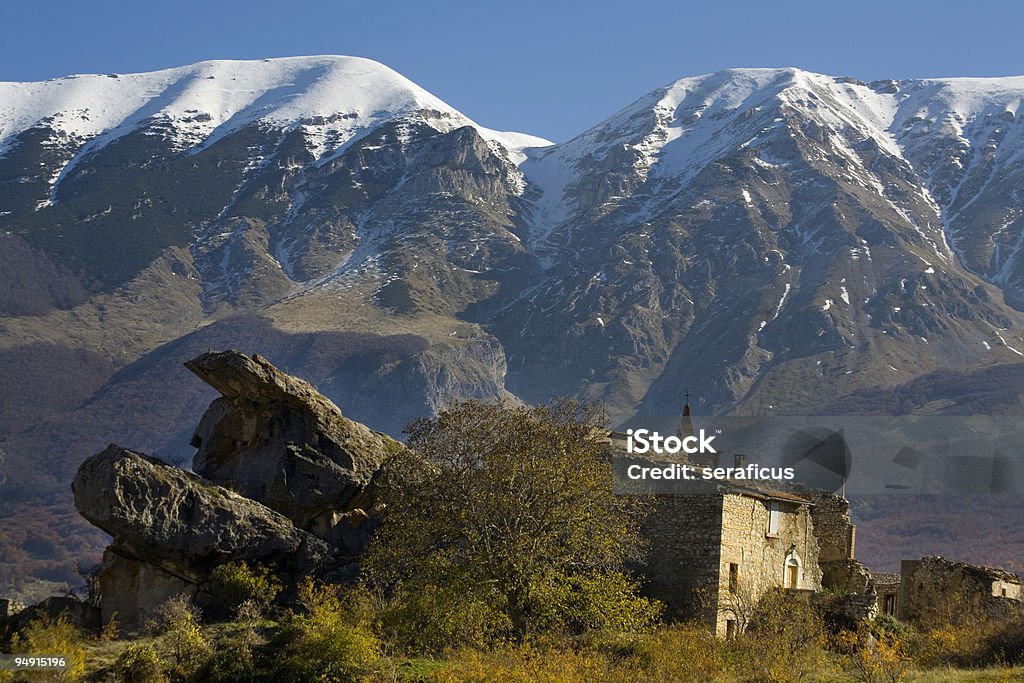 As ruínas da antiga igreja - Foto de stock de Abruzzo royalty-free