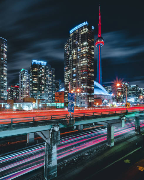 moderno futuristico notte toronto city skyline - toronto skyline cn tower night foto e immagini stock