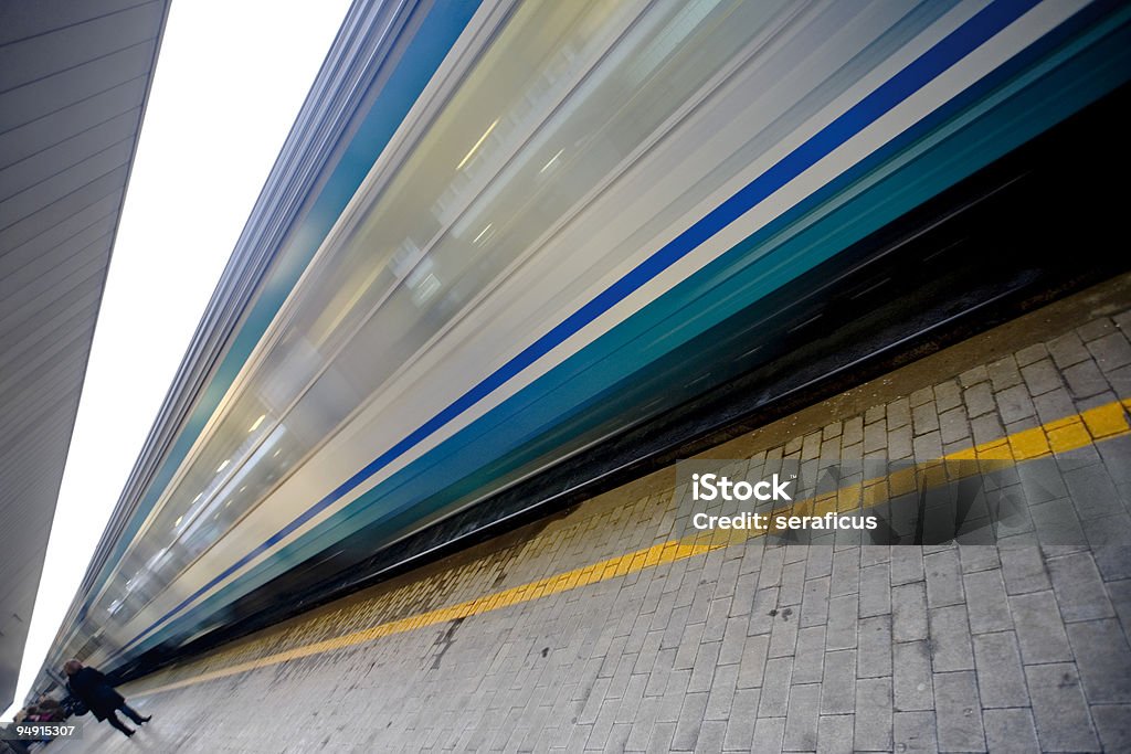 En la estación - Foto de stock de Andén de estación de metro libre de derechos
