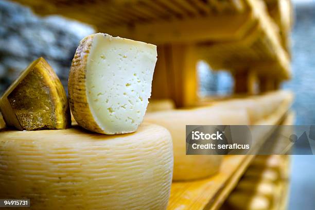 Pecorino Auf Einem Regal Stockfoto und mehr Bilder von Käse - Käse, Schafmilchkäse, Fabrik