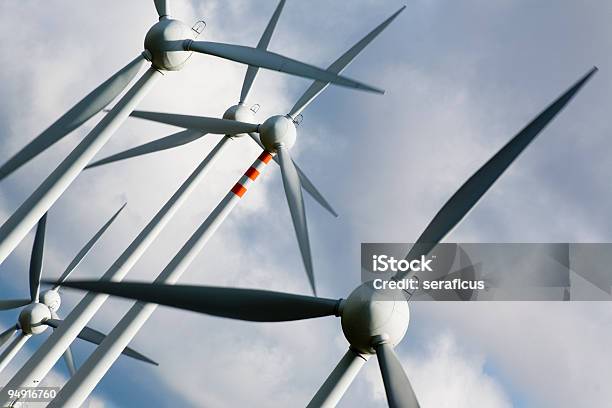 Windturbinen Stockfoto und mehr Bilder von Rot - Rot, Windkraftanlage, Bedeckter Himmel