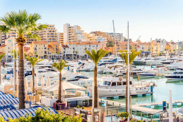 marina cheia de iates de luxo em turísticos vilamoura, algarve, portugal - sailboat moored blue nautical vessel - fotografias e filmes do acervo