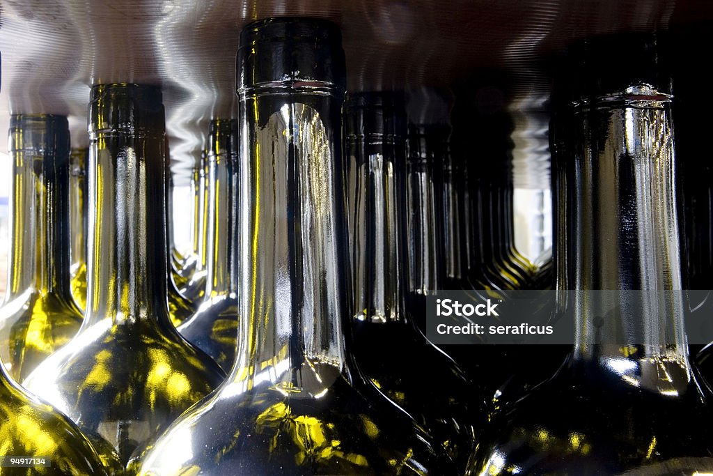 En la fábrica de embotellado - Foto de stock de Botella libre de derechos