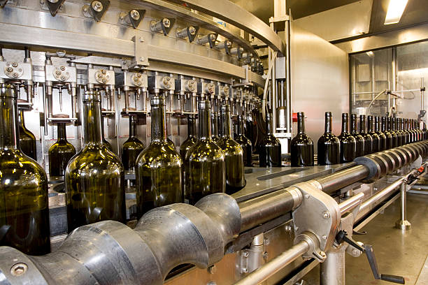 impianto di imbottigliamento - bottling plant winemaking wine factory foto e immagini stock