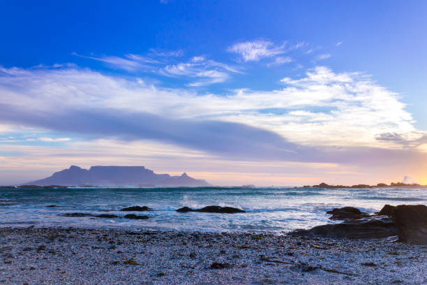 vista da table mountain de milnerton praia ao pôr do sol, cidade do cabo, áfrica do sul. - milnerton - fotografias e filmes do acervo