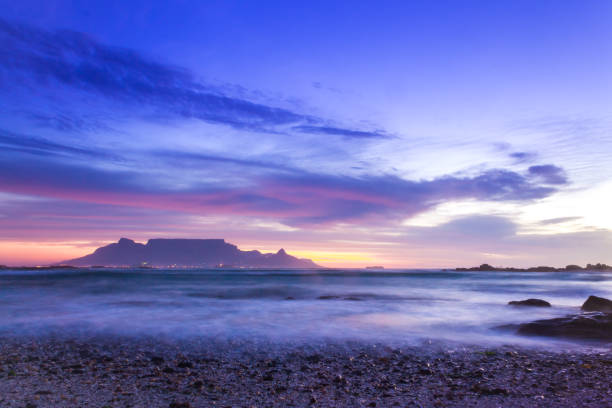 вид на столовую гору с пляжа милнертон на закате, кейптаун, южная африка. - milnerton стоковые фото и изображения