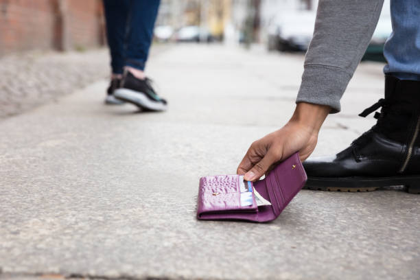 istock Person Picking Up Lost Purse 949183510