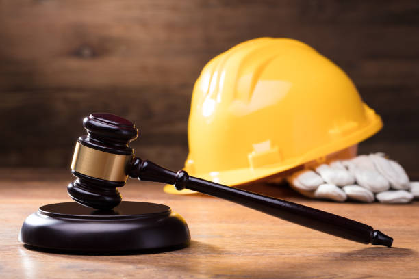 martillo en el frente del casco de seguridad amarillo - gavel auction judgement legal system fotografías e imágenes de stock